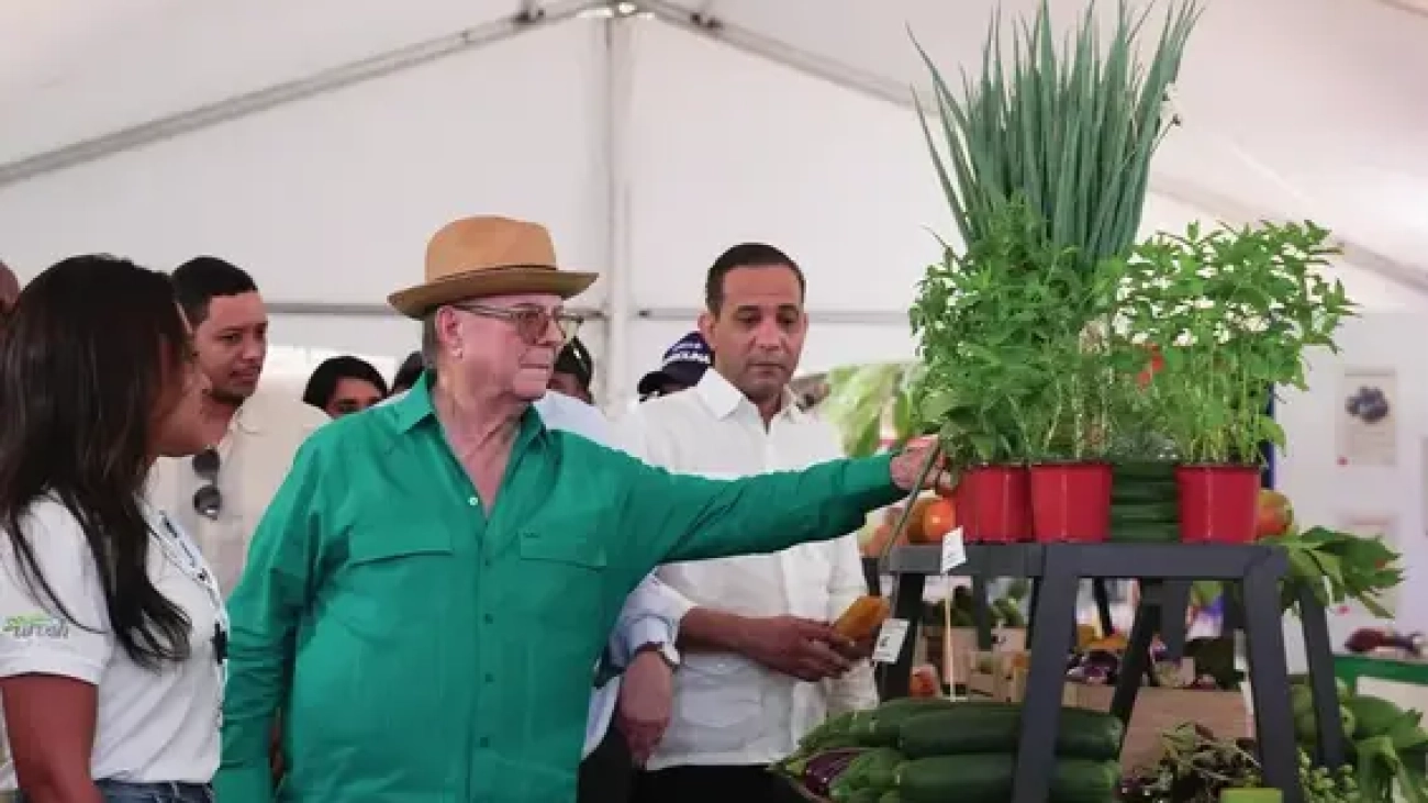 Expresidente Hipólito Mejía visita Expo Vega Real 2025 (2)
