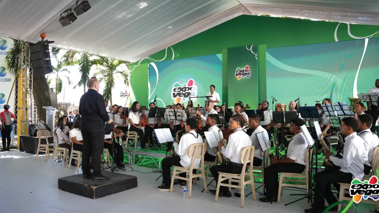 La Sinfónica Juvenil de La Vega deslumbra en Expo Vega Real 2025 (1)