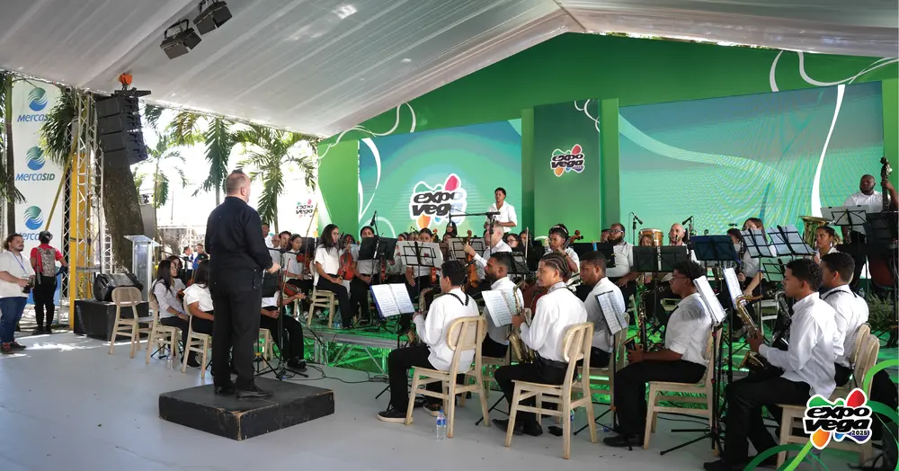 La Sinfónica Juvenil de La Vega deslumbra en Expo Vega Real 2025 (1)
